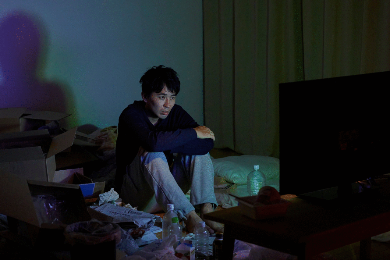 Dormir com a TV ligada: o impacto invisível que transforma seu sono e afeta seu corpo