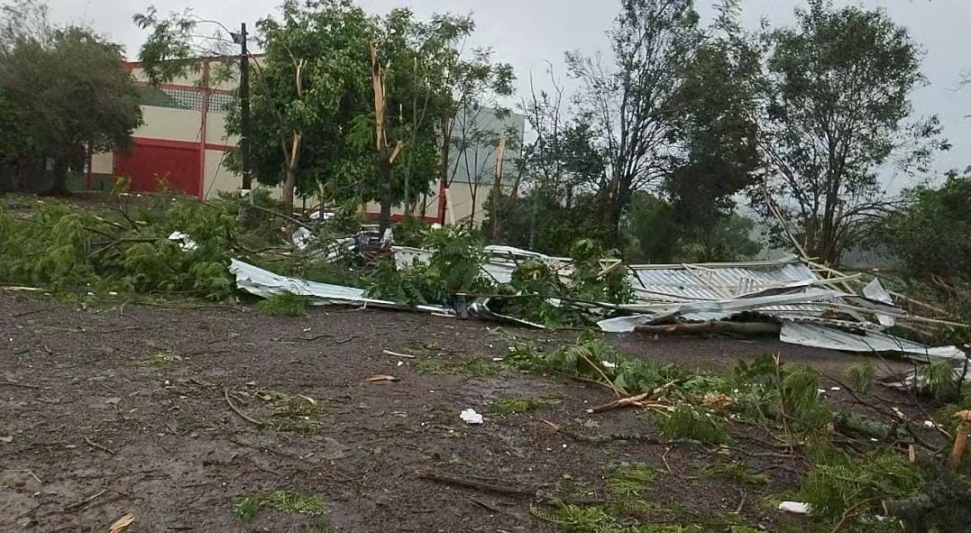 Temporal destrói casas, ginásio de esportes e causa destruição em Dionísio Cerqueira e região 8 WhatsApp Image 2025 11 07 at 19.51.20 3