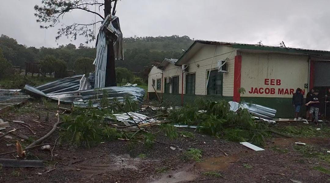 Temporal destrói casas, ginásio de esportes e causa destruição em Dionísio Cerqueira e região 9 WhatsApp Image 2025 11 07 at 19.51.20 4