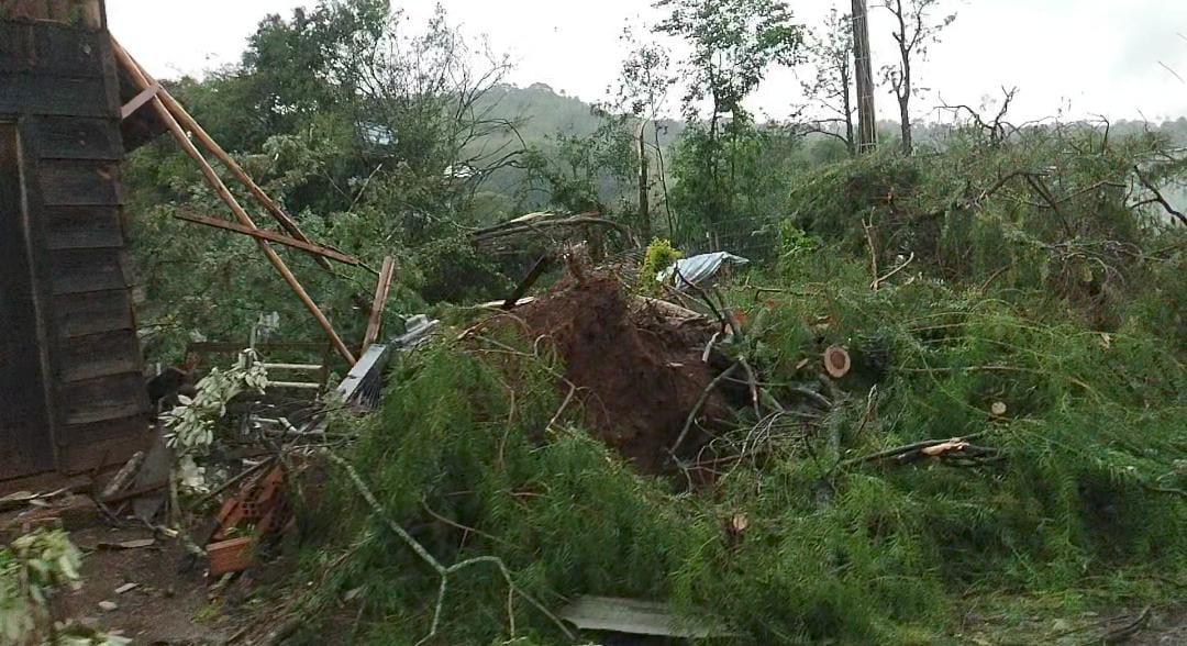 Temporal destrói casas, ginásio de esportes e causa destruição em Dionísio Cerqueira e região 13 WhatsApp Image 2025 11 07 at 19.51.21 3