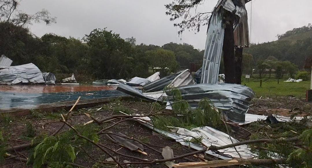 Temporal destrói casas, ginásio de esportes e causa destruição em Dionísio Cerqueira e região 10 WhatsApp Image 2025 11 07 at 19.51.21