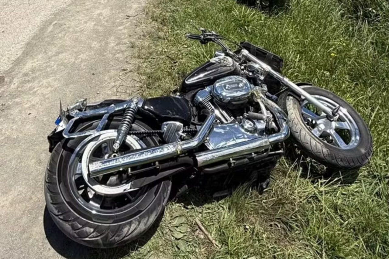 Thiago Marmiroli estava com uma câmera acoplada ao capacete e filmou o trator se aproximando, ele só não imaginava que sua Harley-Davidson seria atropelada