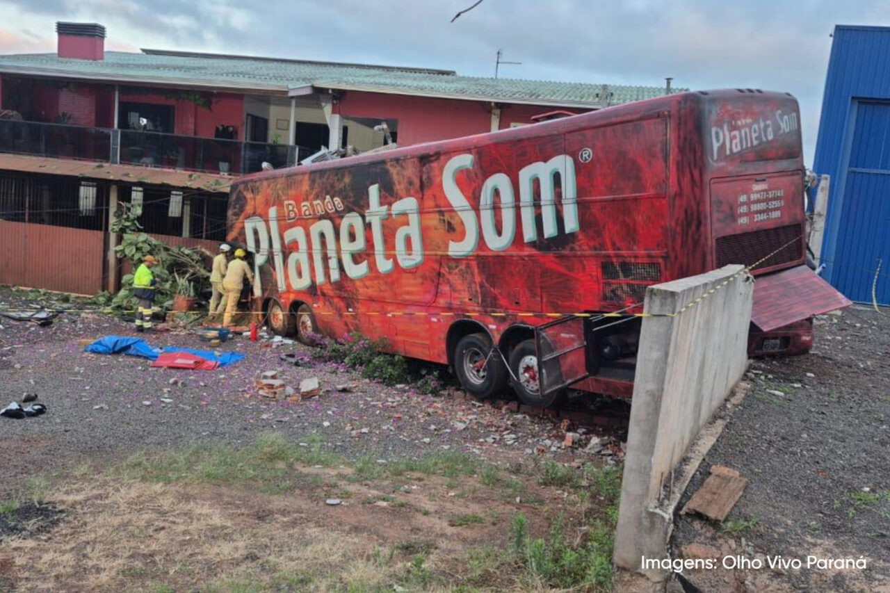 Uma pessoa morreu e quatro ficaram feridas em acidente com ônibus de banda e veículo na BR-158 3 O acidente ocorreu na madrugada deste domingo e deixou uma pessoa morta e vários feridos. A banda havia feito apresentação em Pato Branco