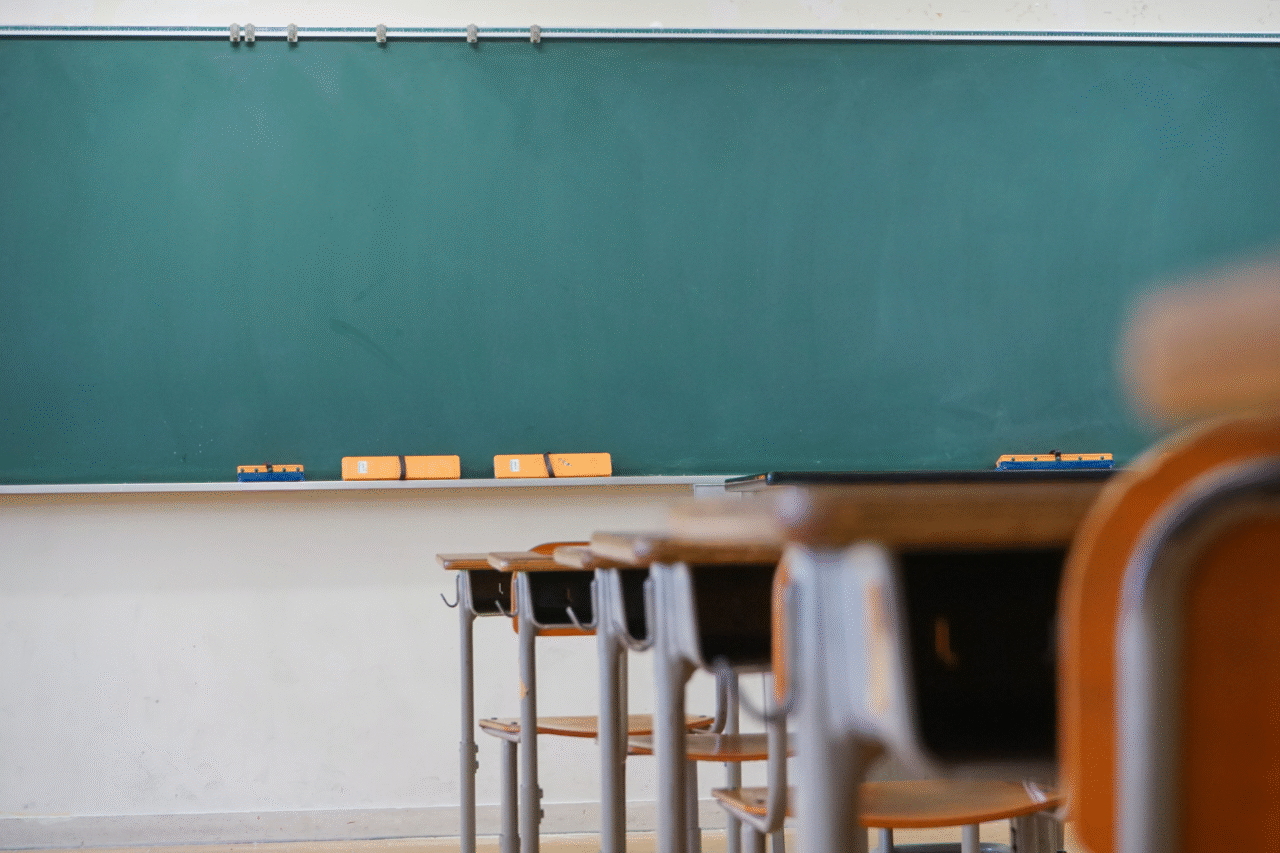 Plano para envenenar professoras foi denunciado por colegas em Salvador; investigação apura como adolescentes elaboraram a tentativa de crime.