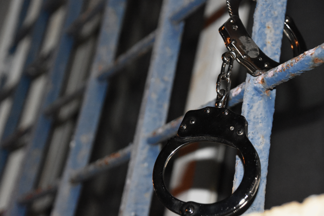 Enfermeira e engenheiro são detidos por suspeita de tortura contra os filhos 3 Justiça mantém a prisão de enfermeira e engenheiro suspeitos de maus-tratos em Jundiaí após denúncias de agressões graves contra os filhos.