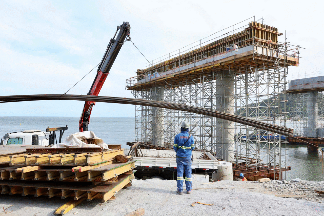 Rendimento dos trabalhadores do Paraná registra o maior crescimento entre regiões do Sul, Sudeste e Centro-Oeste, impulsionado pelo mercado de trabalho aquecido e pela alta demanda por mão de obra.