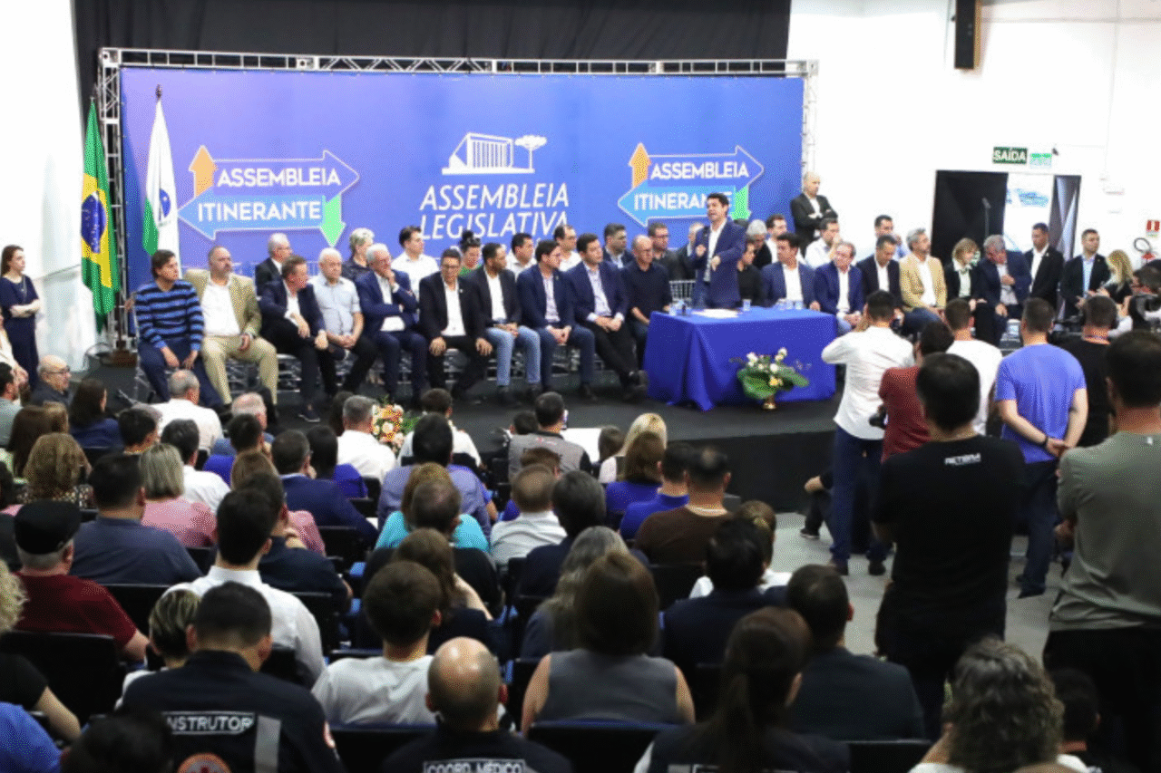 Encontro da Assembleia Itinerante em Pato Branco fortalece laços com a população e homenageia lideranças da região Sudoeste.