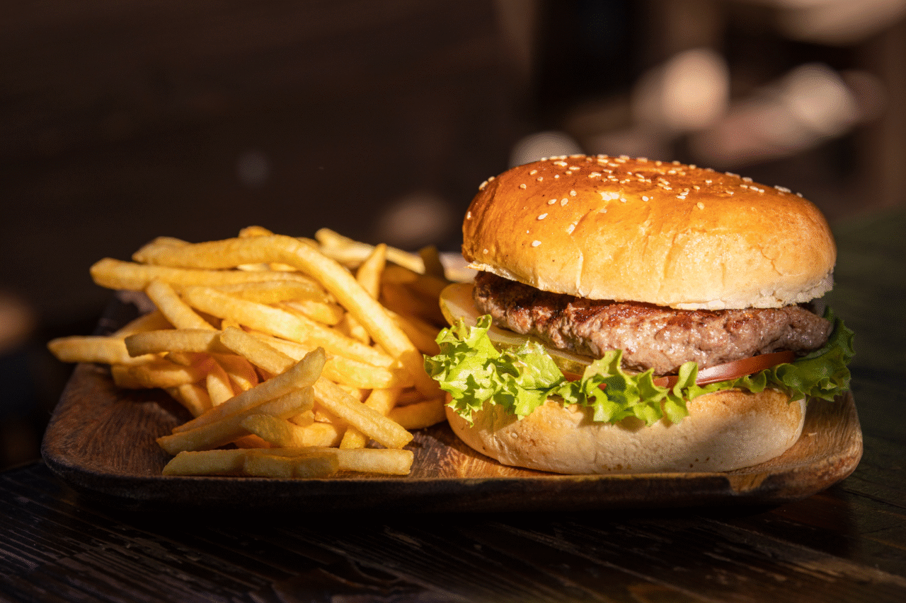 Jovem grego de 22 anos permanece em estado crítico após engolir um hambúrguer inteiro durante encontro com amigos; autoridades investigam circunstâncias do caso.