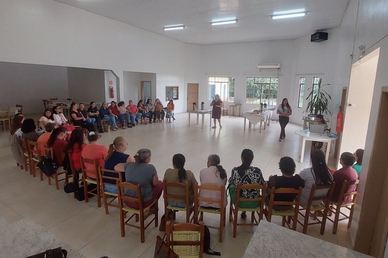 A reunião aconteceu no Centro de Convivência de Bom Jesus do Sul e reuniu as presidentes e vices dos Clubes de Mães