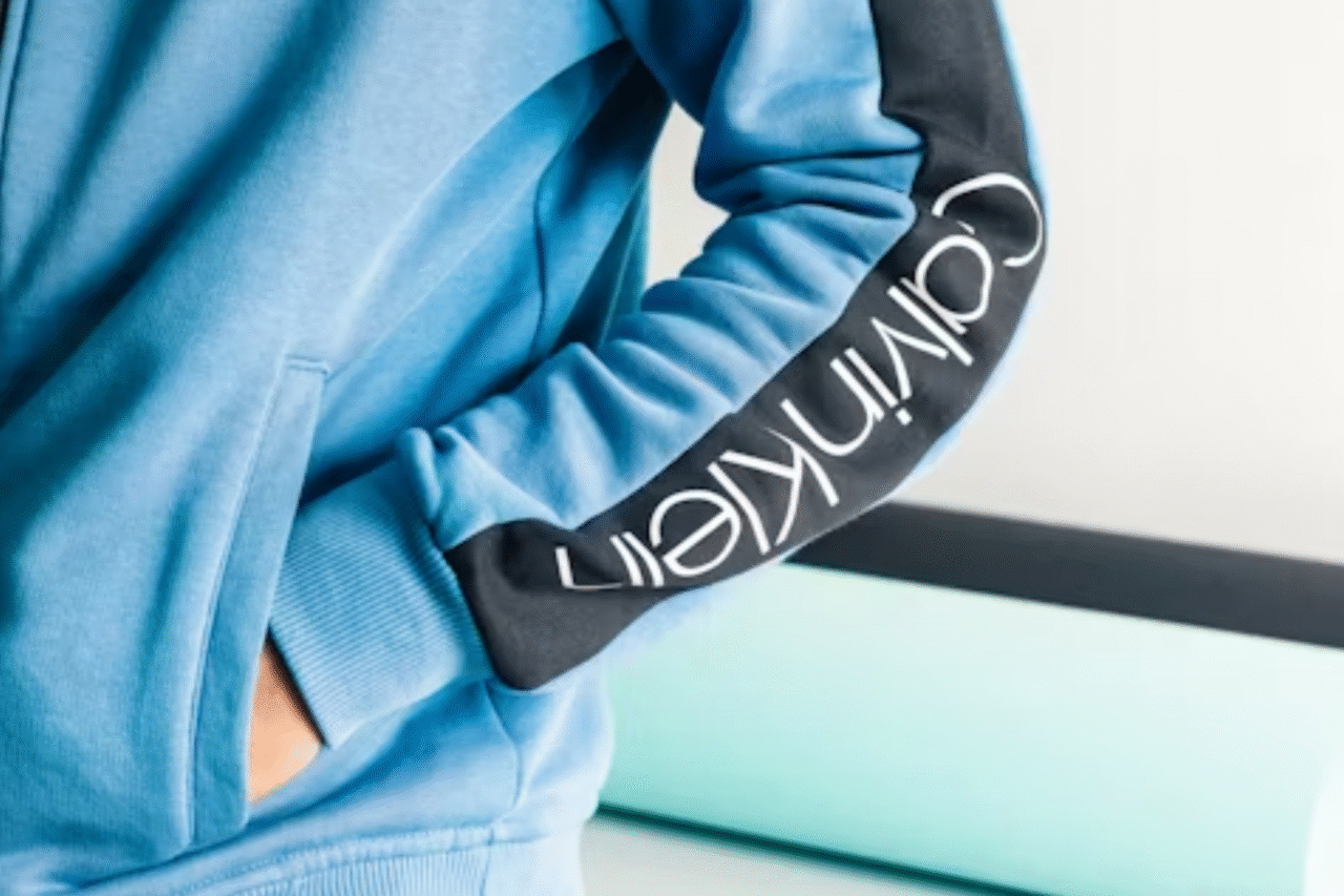 Descubra a trajetória surpreendente da Calvin Klein: de uma pequena marca em Nova York à potência mundial que redefiniu moda, minimalismo e sensualidade.