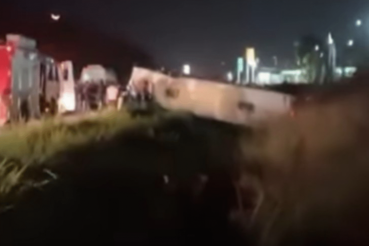 Acidente envolvendo ônibus e carreta deixa feridos na BR-232, em Moreno; equipes dos Bombeiros, Samu e PRF atuaram no atendimento e na liberação da via.