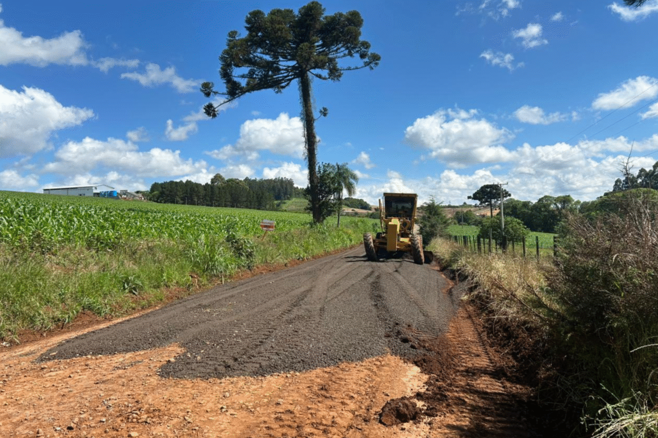 Guarujá do Sul investe em melhorias nas estradas rurais com alargamento e britagem 3 crys 17