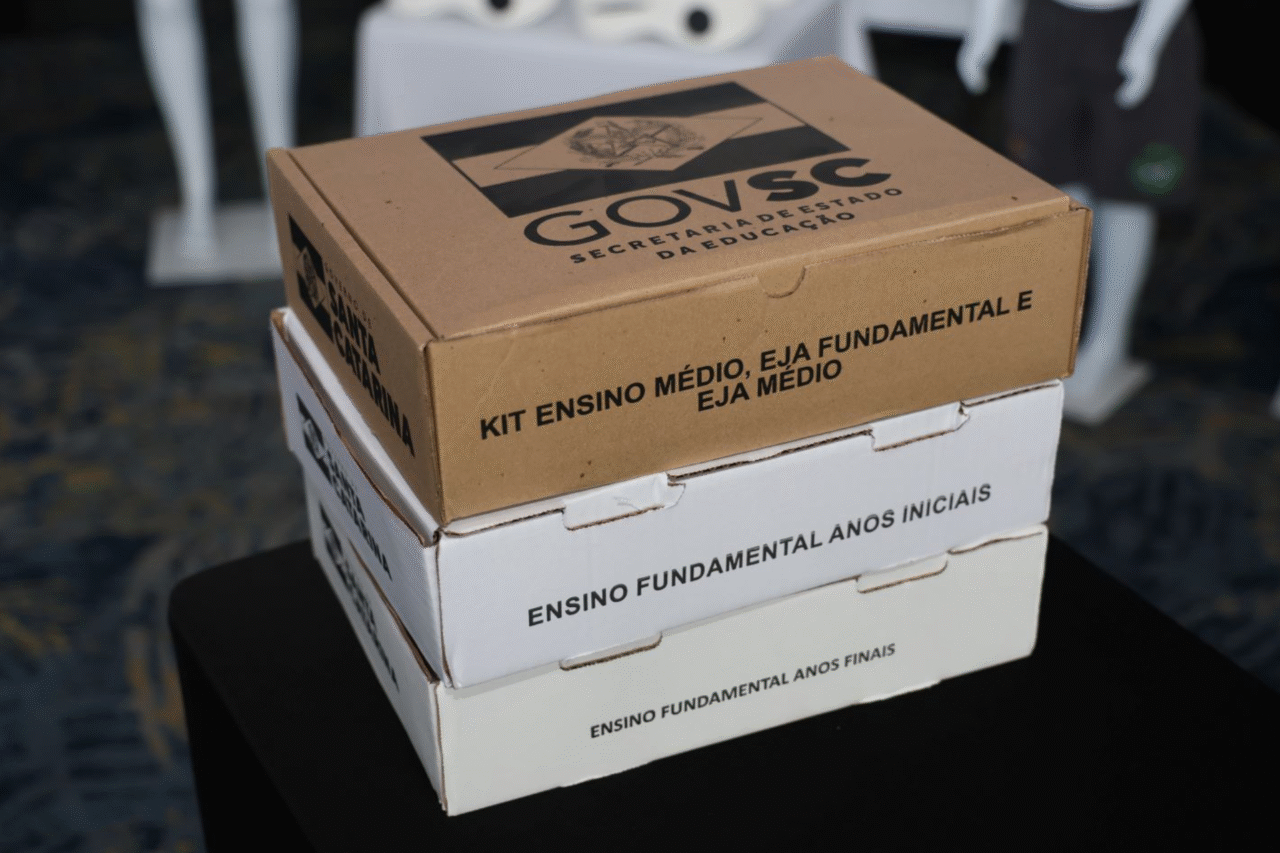 Santa Catarina investe na distribuição de kits escolares para todos os estudantes da rede estadual até 2026, reforçando o programa Educação Levada a Sério.