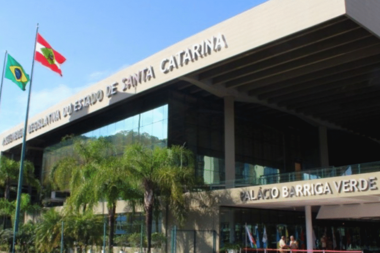 Alesc analisa propostas que tratam de licenciamento ambiental, spray de pimenta para mulheres e proibição de cães acorrentados.