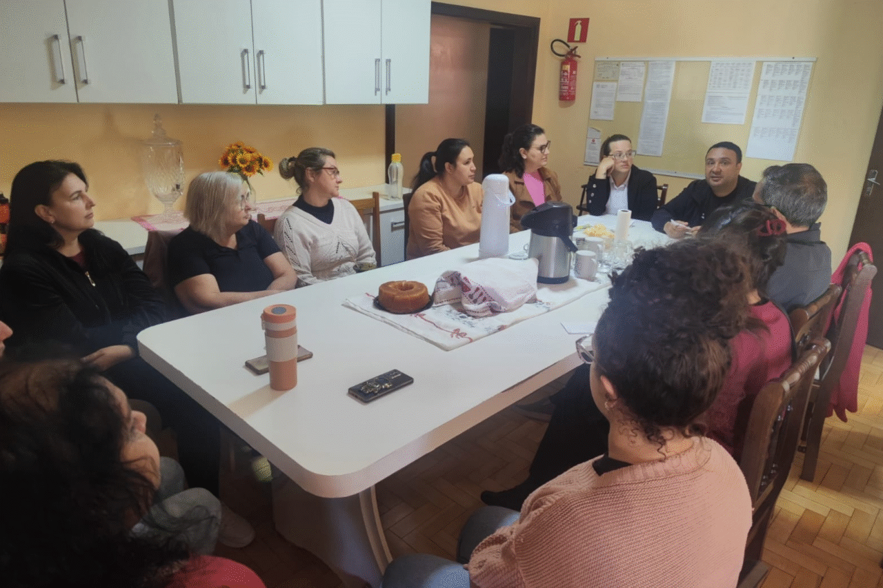 Assistência Social de Dionísio Cerqueira promove reunião com equipe do Abrigo Beija-Flor 3 O secretário Sandro Brasil realizou reunião com a equipe do Abrigo Beija-Flor para alinhar ações e aprimorar o atendimento às crianças e adolescentes acolhidos