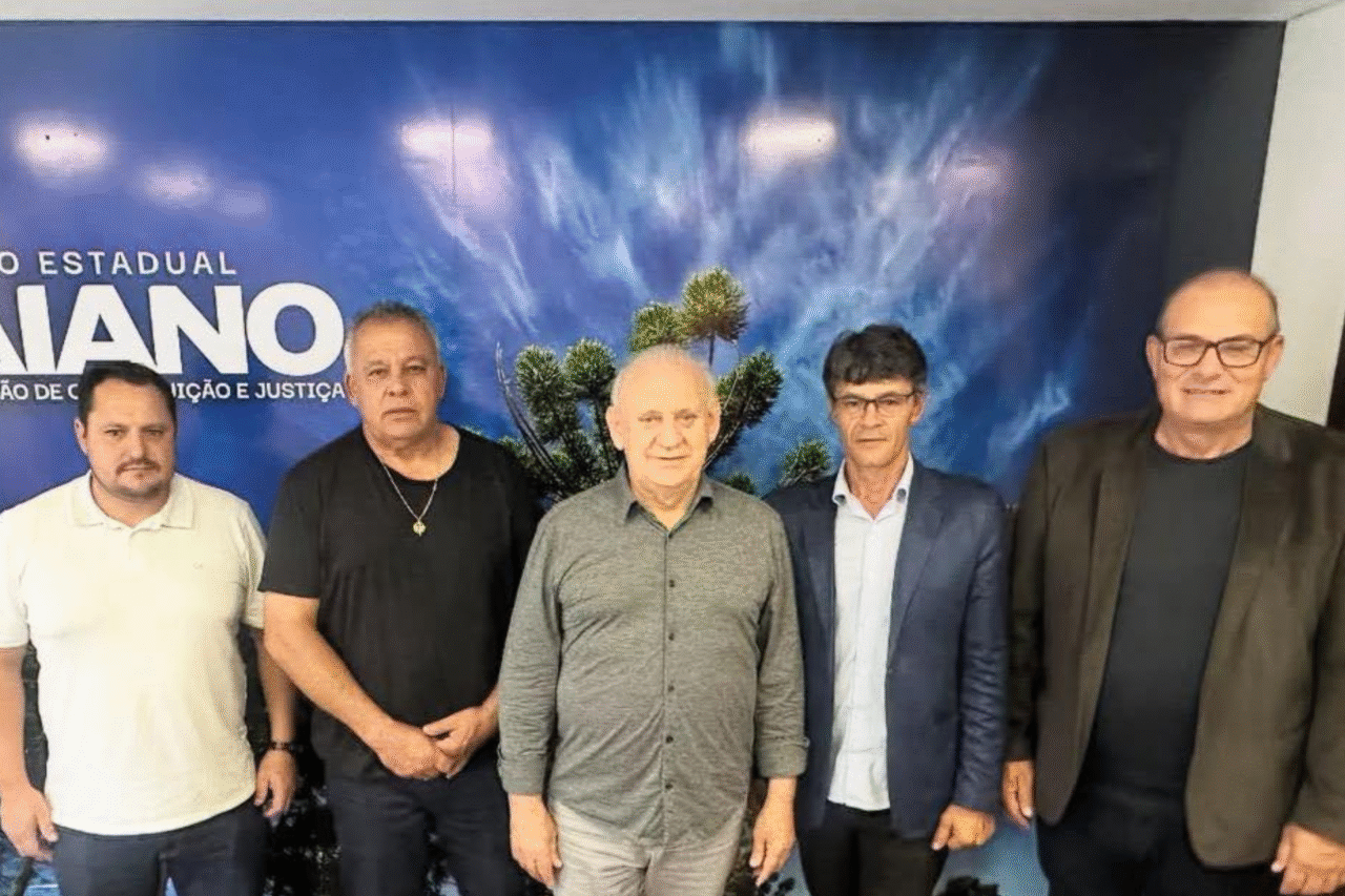 Barracão busca apoio político para impedir decreto que ameaça fechamento das APAEs 3 Prefeito Jorge Santin e vereadores pediram intervenção do deputado Ademar Traiano para impedir decreto federal que pode inviabilizar o trabalho das APAEs