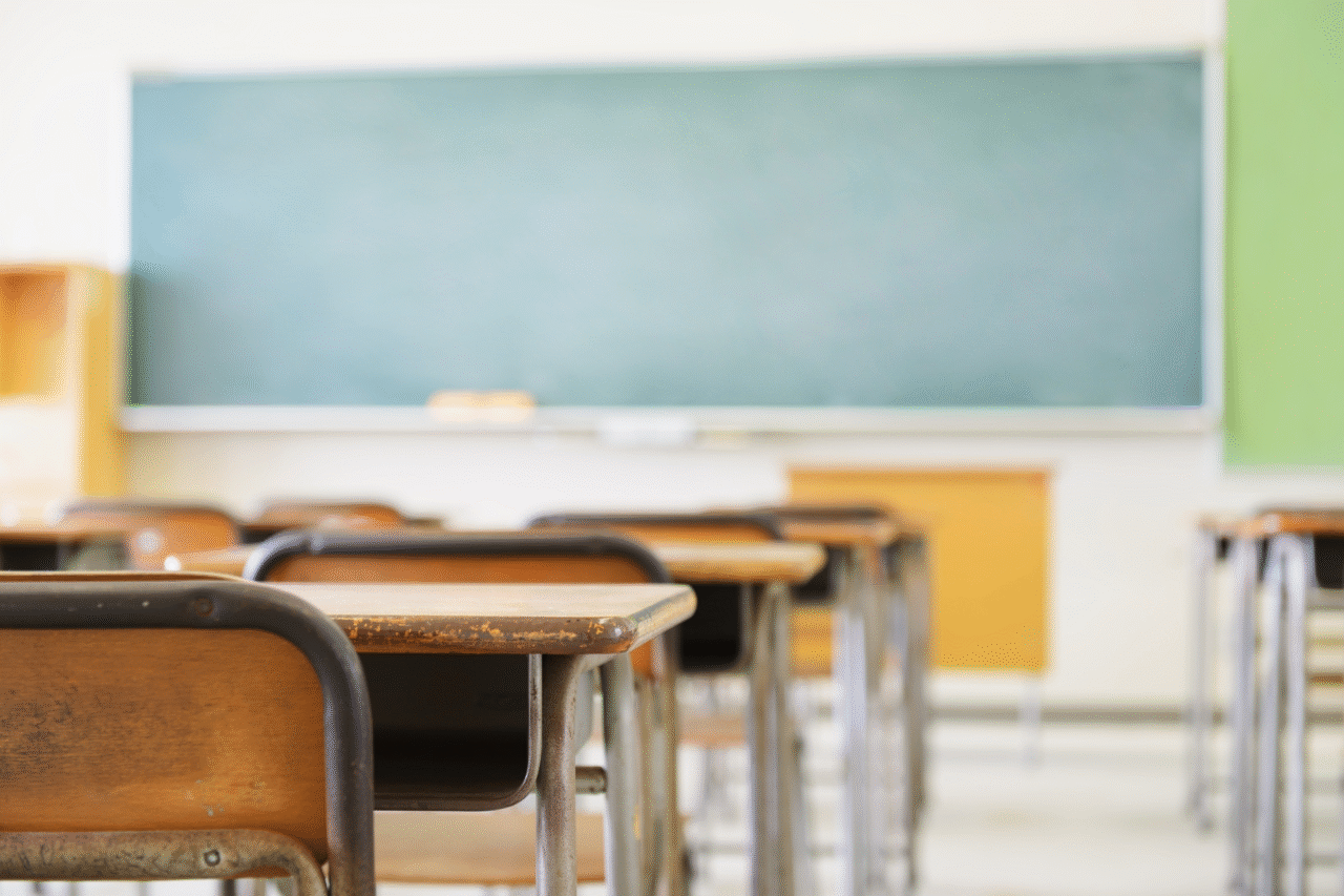 Levantamento do Todos Pela Educação indica que desigualdades na conclusão do ensino médio continuam elevadas e podem persistir por mais de uma década no Brasil.