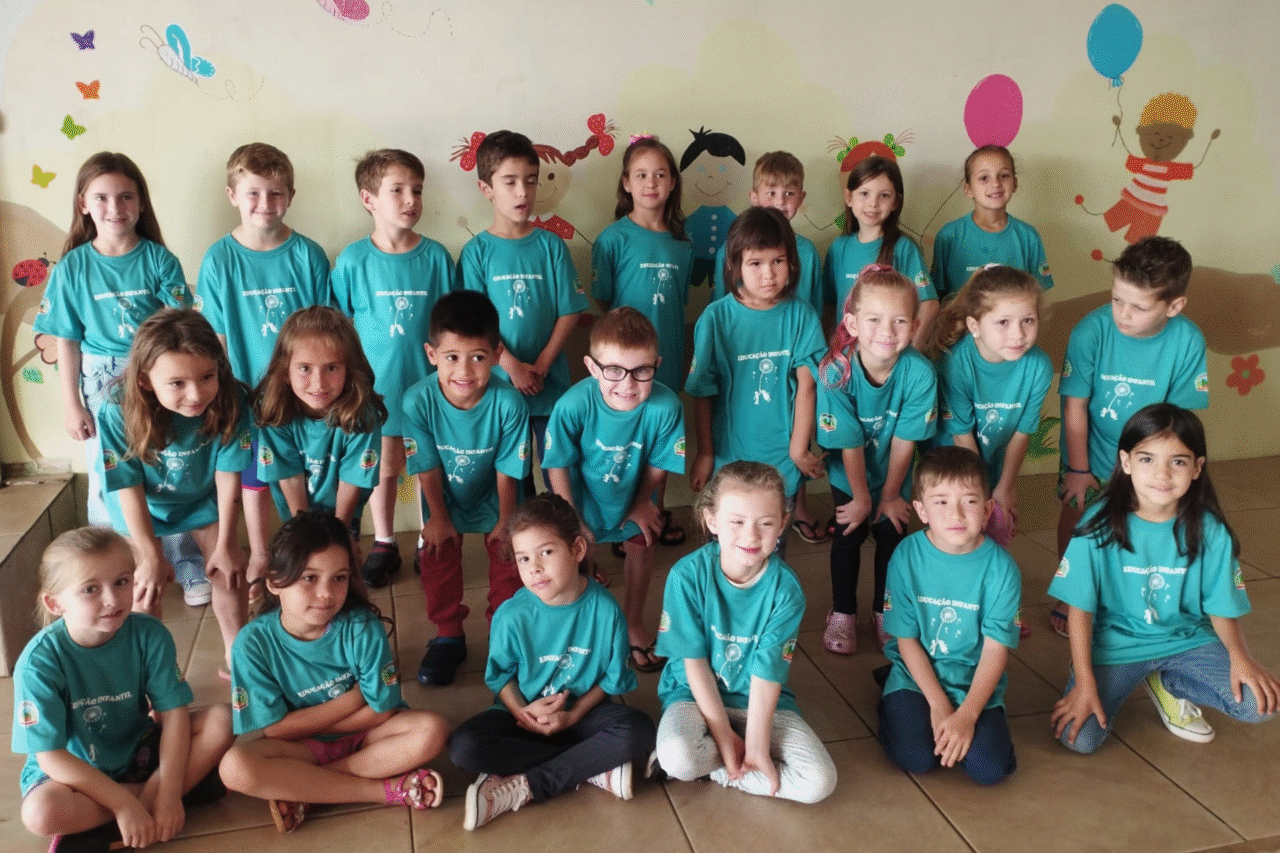 Prefeitura de Guarujá do Sul entrega novos uniformes aos alunos da rede municipal e anuncia nova etapa de distribuição para fevereiro do próximo ano