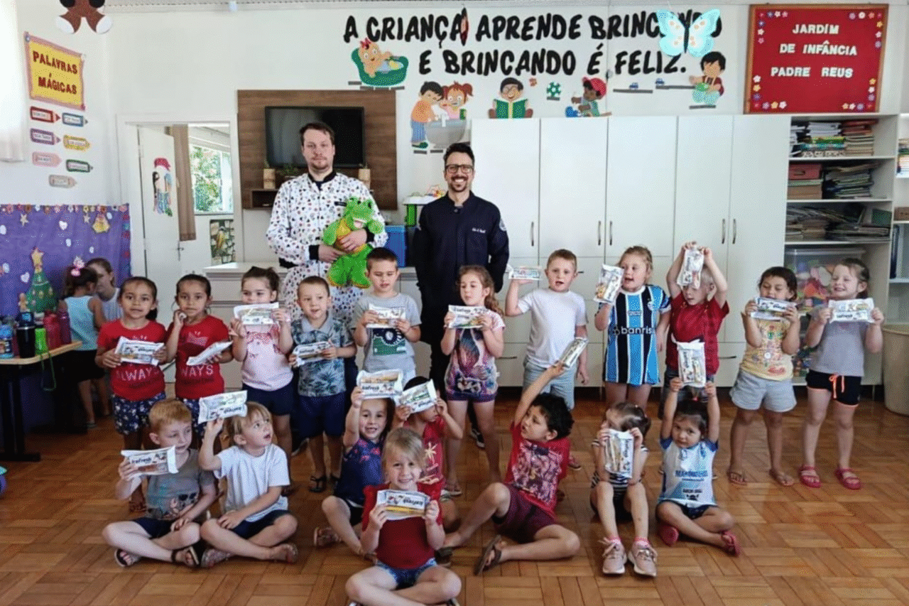 Equipe odontológica realiza ações em escolas do interior de São José do Cedro 4 Profissionais da odontologia realizaram atividades educativas sobre saúde bucal para alunos do maternal ao 9º ano nas escolas do distrito de Padre Réus