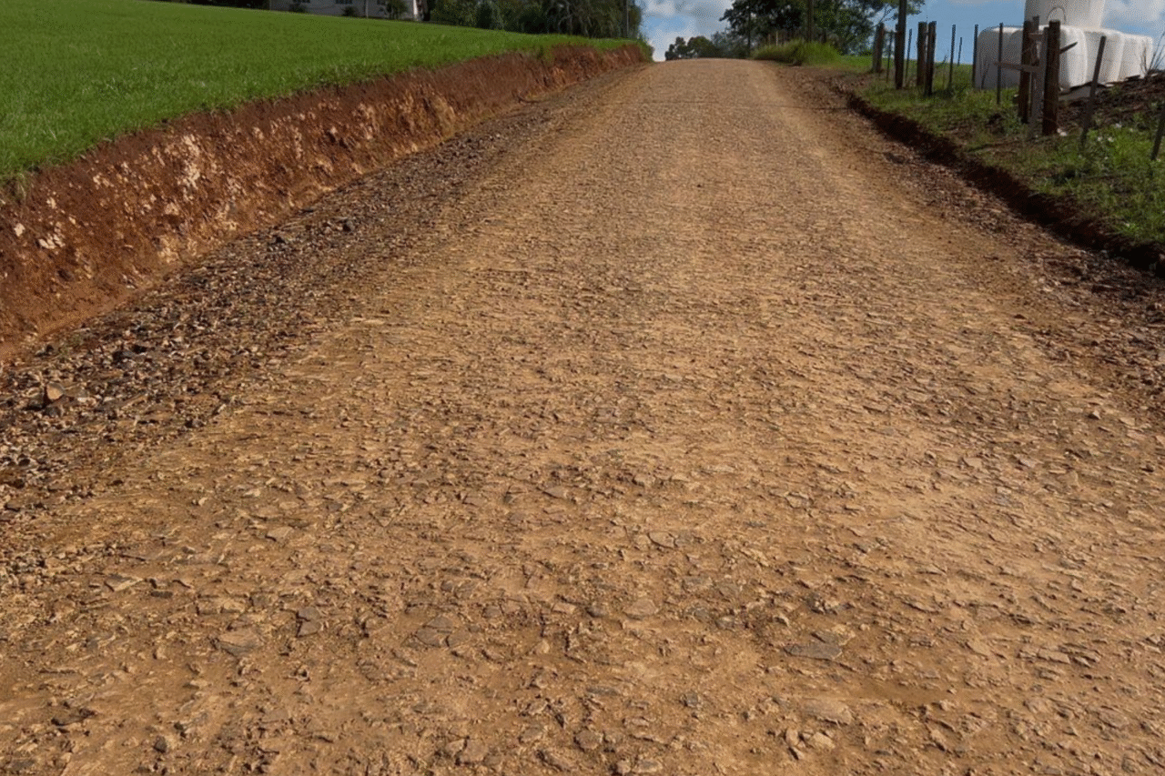 A Administração tem investido em pavimentação rural de alta qualidade, garantindo melhores condições ao transporte escolar e ao escoamento da produção