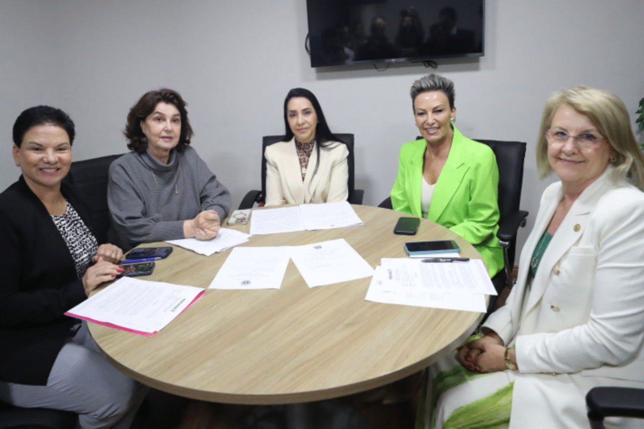 Assembleia Legislativa do Paraná aprova diretrizes para rastreamento genético do câncer de mama e adia discussão sobre projeto que exige relatórios de abortamento.