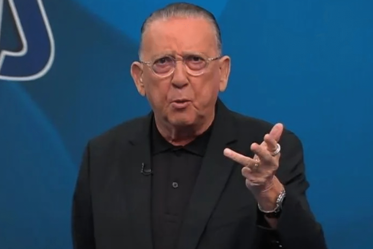 Galvão Bueno é internado com pneumonia viral e inicia tratamento no Sírio-Libanês 3 Galvão Bueno é internado com pneumonia viral em São Paulo; narrador inicia tratamento, apresenta melhora e é substituído em transmissão esportiva.