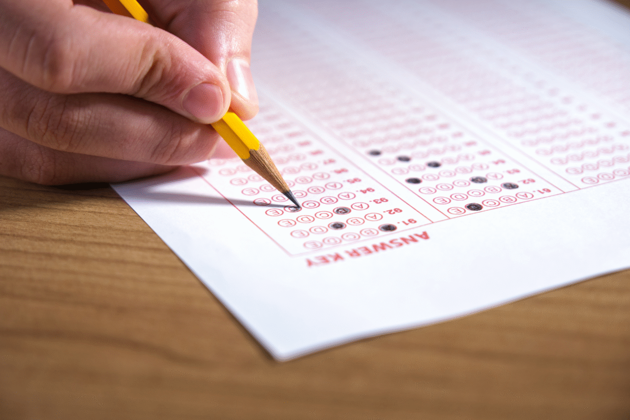 Suspeita de vazamento no Enem faz Inep antecipar gabaritos e solicitar investigação da Polícia Federal; questões semelhantes foram anuladas para garantir isonomia.