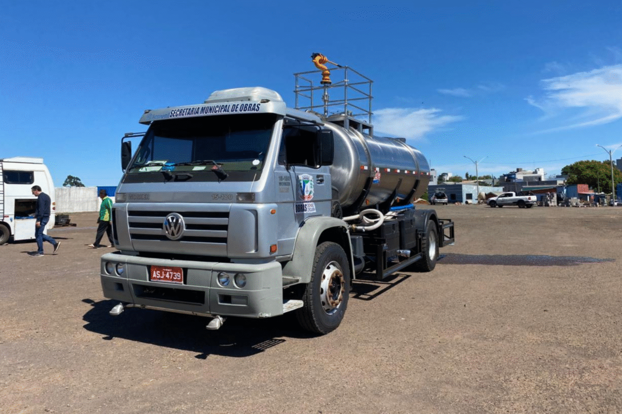 Secretaria de Obras de Dionísio Cerqueira recebe novo caminhão-pipa 4 Com investimento de R$ 150 mil, a Prefeitura de Dionísio Cerqueira adquiriu o tanque-pipa de aço inox moderno e multifuncional