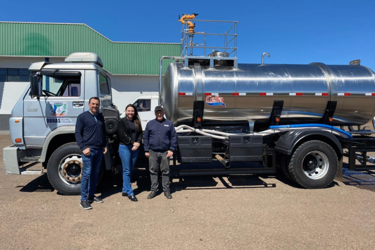 Secretaria de Obras de Dionísio Cerqueira recebe novo caminhão-pipa 3 crys 38