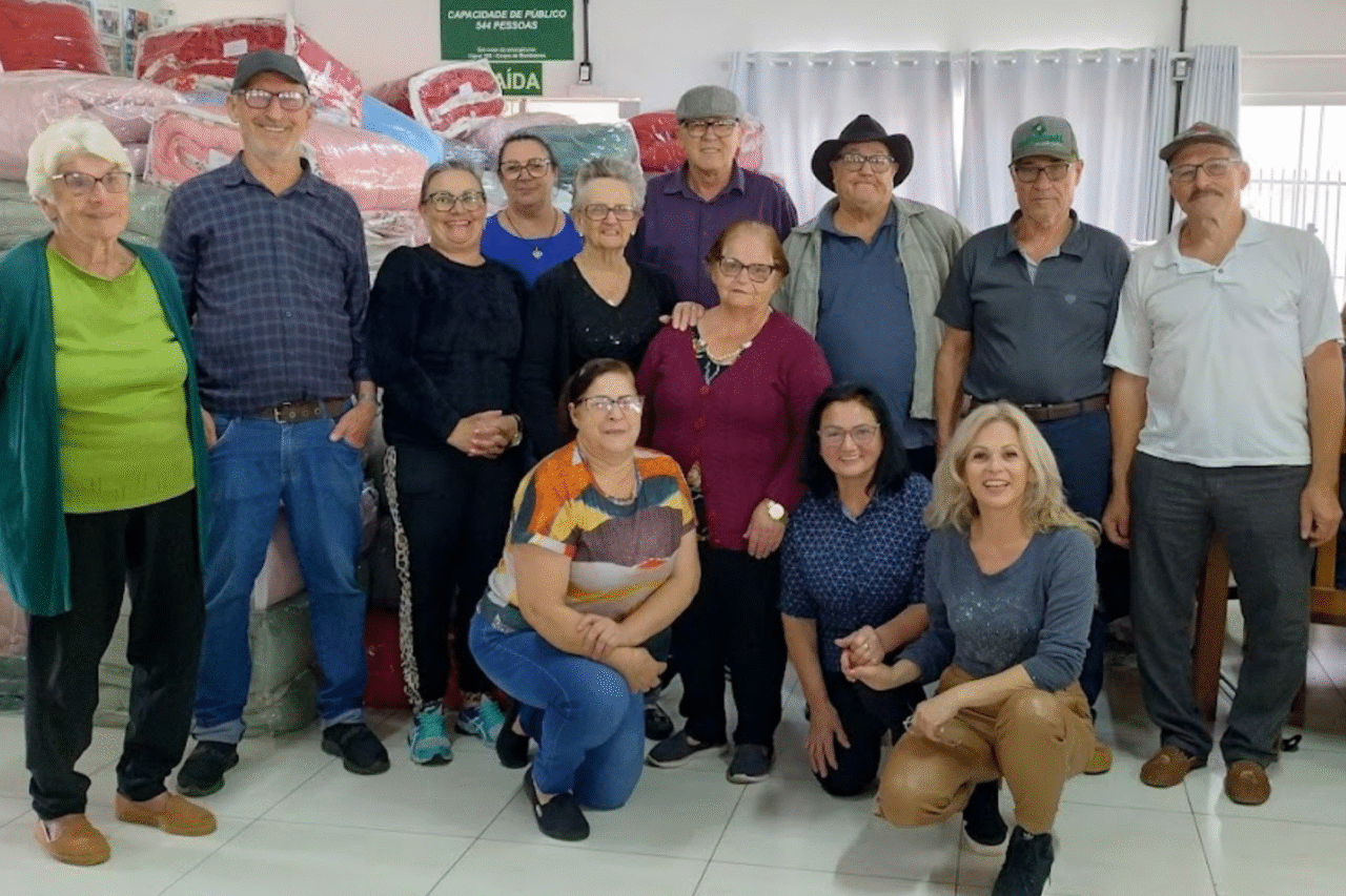Grupo de Idosos Raio de Luz realiza entrega anual de presentes aos participantes 3 A entrega dos presentes destaca a organização interna do Grupo de Idosos, que arrecadou o valor através da mensalidade e nas matinês organizadas
