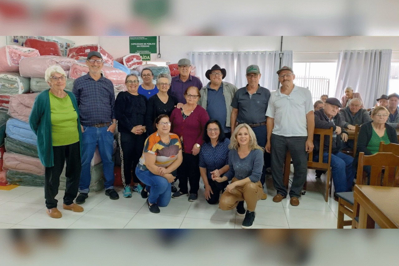 Grupo de Idosos Raio de Luz realiza entrega anual de presentes aos participantes 4 crys 39 2