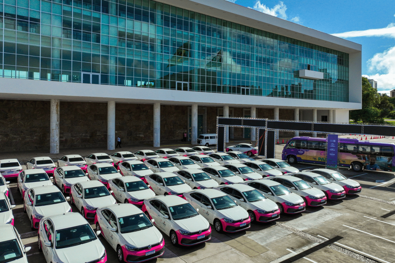 Paraná reforça políticas sociais com a entrega de ônibus e carros a 82 municípios, ampliando a mobilidade e a estrutura de atendimento voltada às mulheres e aos idosos.