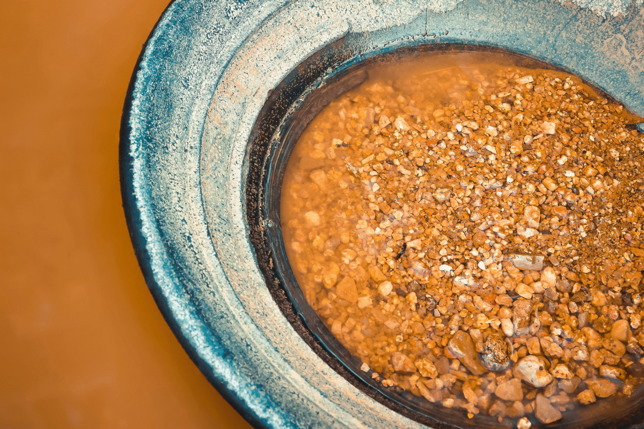 Mineração ilegal de ouro avança na fronteira da Amazônia e preocupa autoridades 3 Ouro em alta, fronteiras vulneráveis e crime organizado impulsionam destruição ambiental na Amazônia, alerta documento da inteligência.