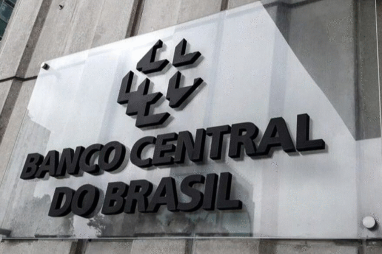 Banco Central cria regra para encerramento automático de contas irregulares e endurece exigências para fintechs a fim de prevenir fraudes.