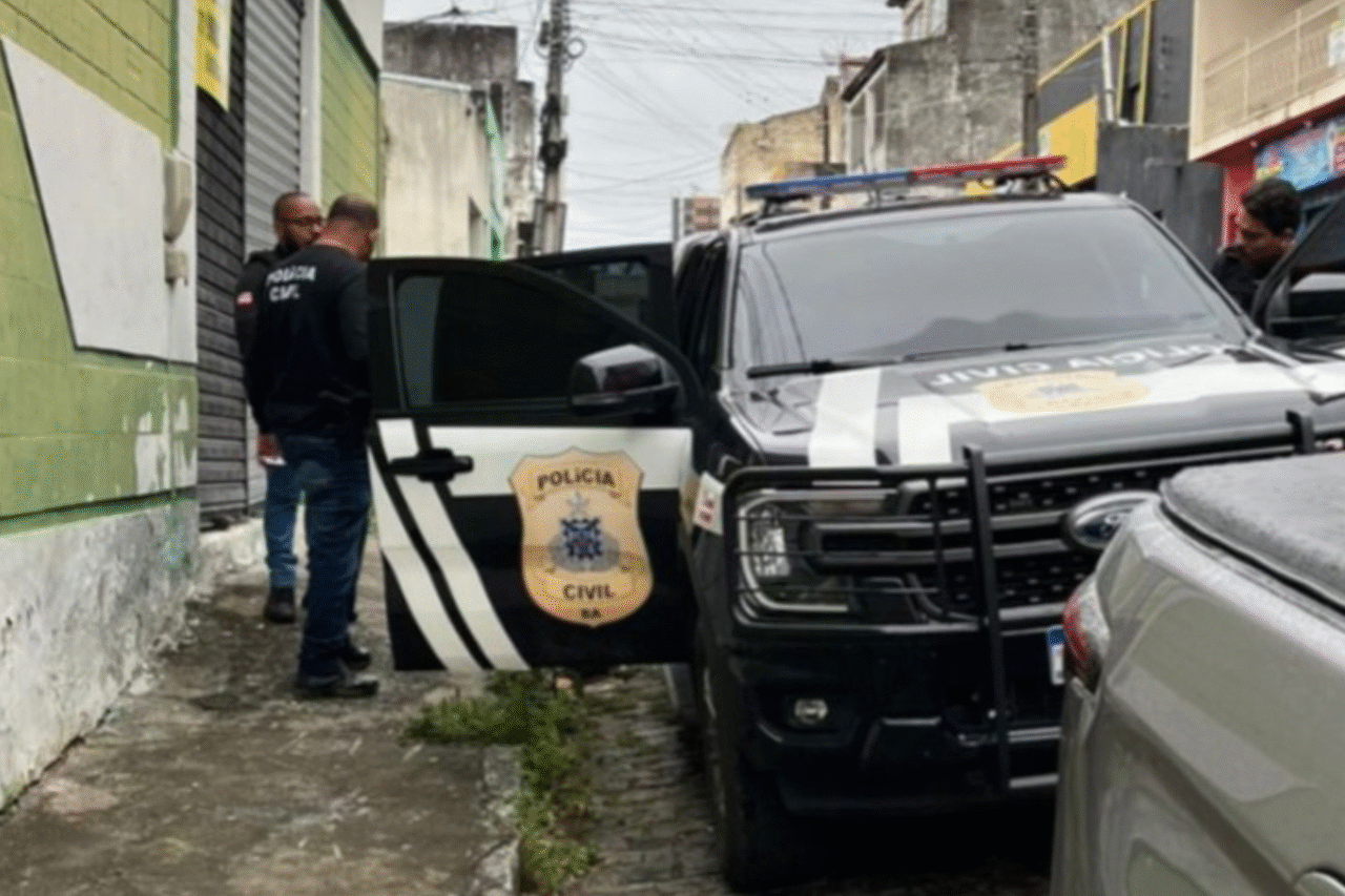 Adolescente levou seis tiros nas pernas e um de raspão no abdômen; pai fugiu após disparos e foi localizado no dia seguinte.