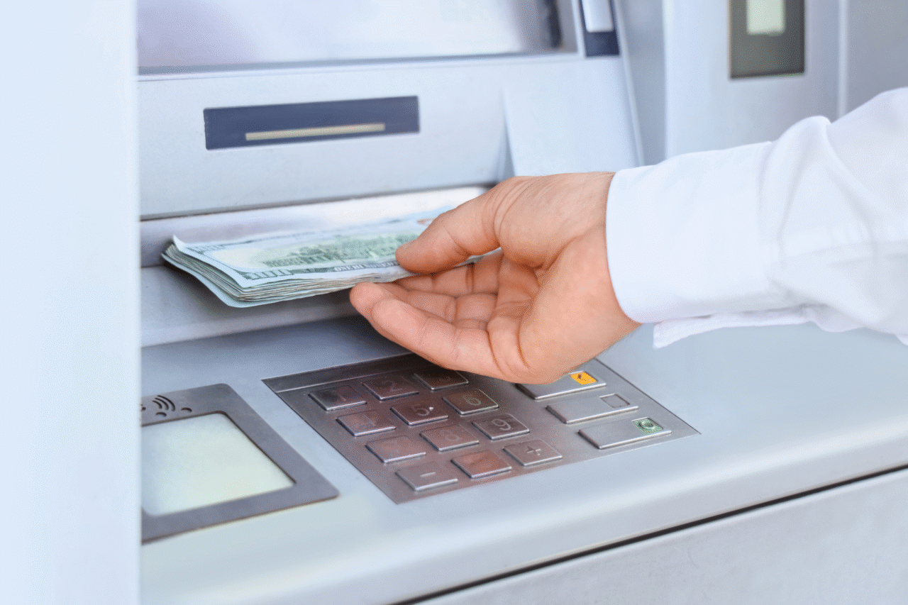 Trabalhadores devem receber primeira parcela do 13º salário até 28 de novembro 17 Primeira parcela do 13º salário deve ser paga até 28 de novembro; segunda parcela deve ser quitada até 20 de dezembro, com descontos previstos em lei.