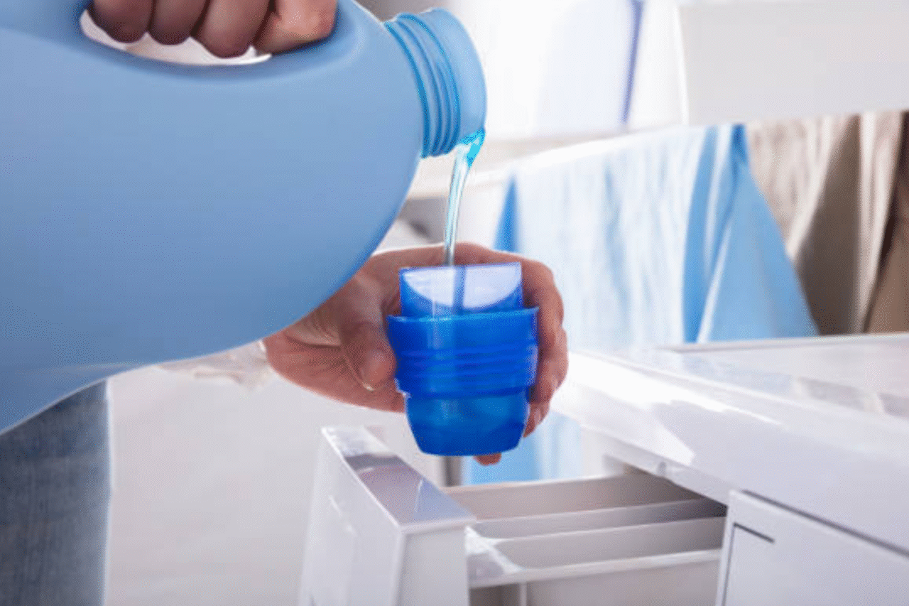 Anvisa manda recolher lotes de lava-roupas Ypê após identificar contaminação por bactéria; órgão também proíbe produto capilar de outra marca por irregularidades.