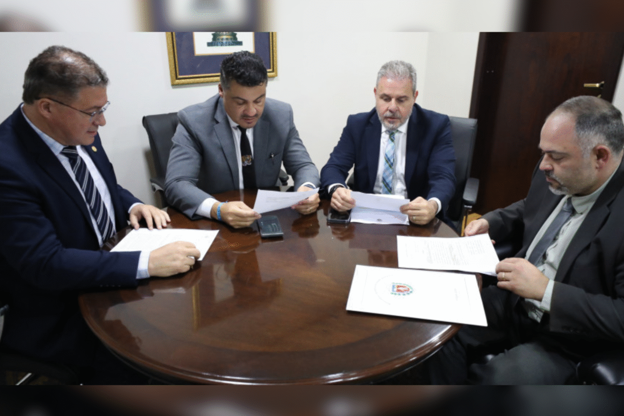 Assembleia aprova projeto que estabelece diretrizes para controle de poluição sonora no Paraná 13 Proposta sobre ruídos urbanos avança na ALEP e cria medidas de monitoramento e prevenção da poluição sonora; veja o que muda com o projeto.