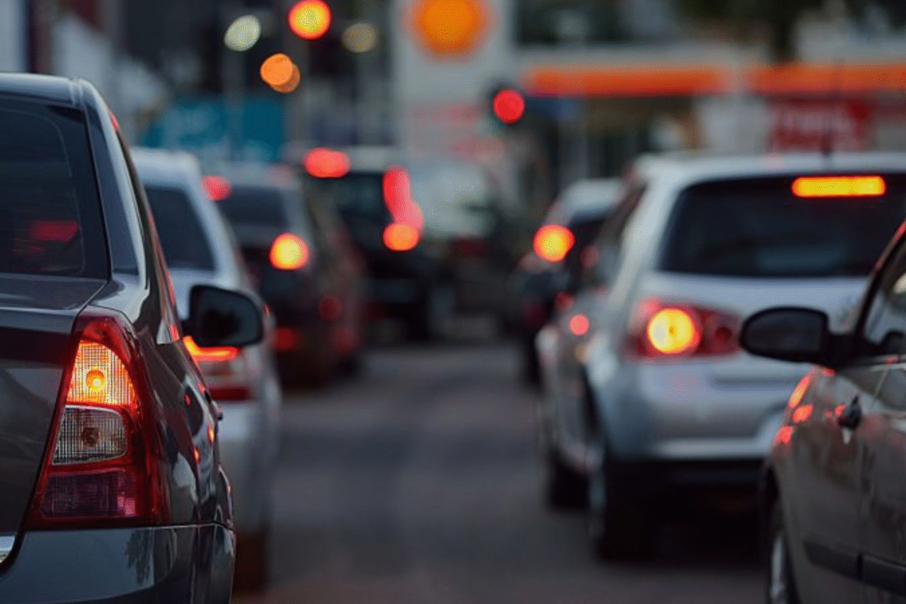 SC registra leve alta na distribuição de veículos em 2025, com motos e ônibus puxando o desempenho em meio ao cenário econômico desafiador.