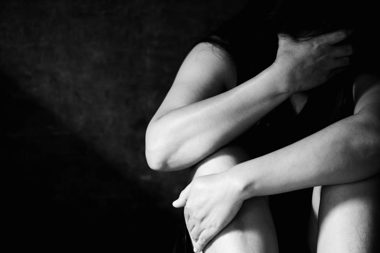 Resgate ocorreu após a vítima fugir e pedir ajuda; investigação aponta maus-tratos prolongados e prisão dos responsáveis, enquanto a adolescente permanece sob cuidados do pai.