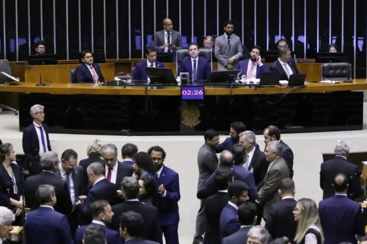 Câmara aprova PL Antifacção sem mudanças pedidas pelo governo 3 Por 370 a 110 votos, a Câmara dos Deputados aprovou nesta terça-feira (18) o texto-base projeto de lei de combate ao crime organizado