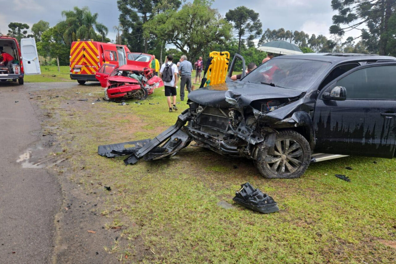 Pai, mãe e bebê morrem em acidente na SC-477 4 Acidente ocorreu na tarde de sábado, em Itaiópolis. Pai, mãe e bebê ocupavam um VW Gol que colidiu com uma VW Amarok