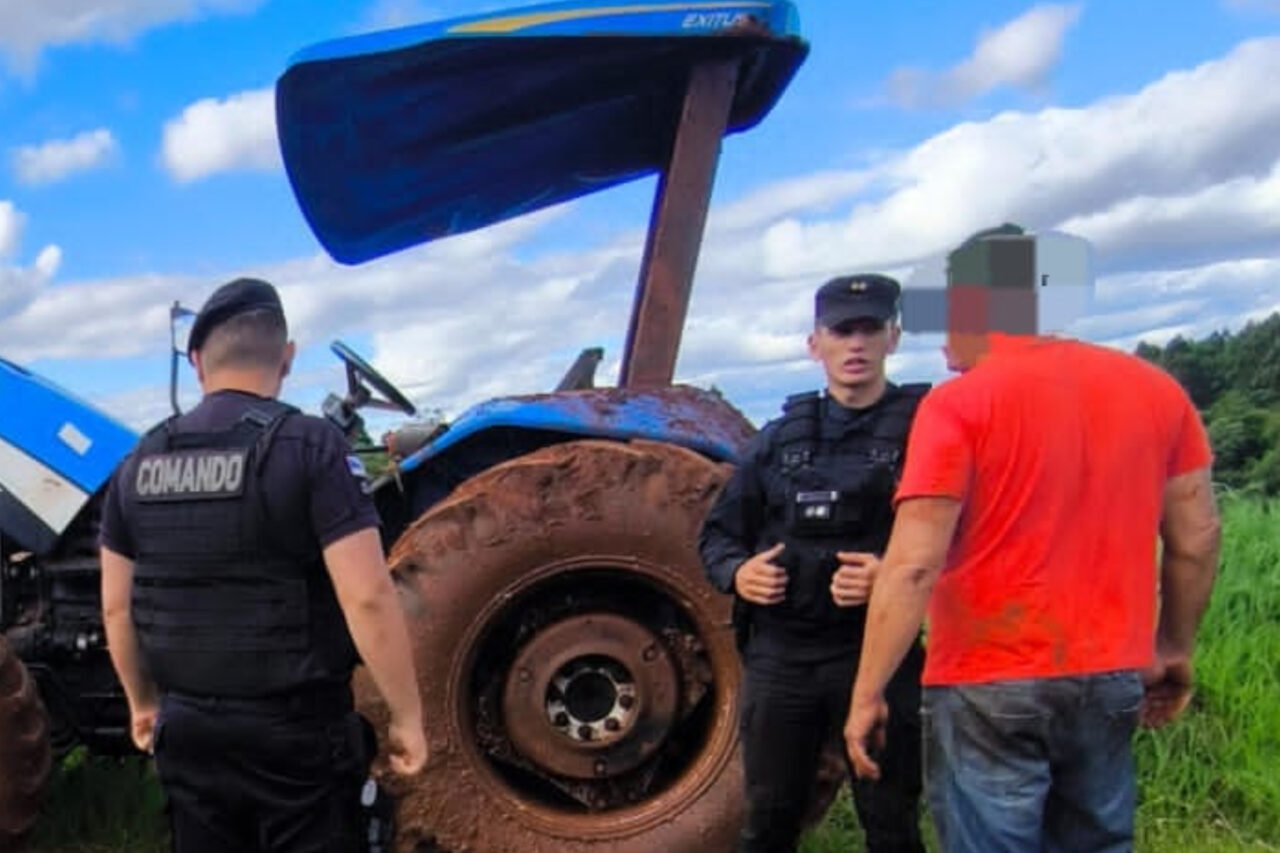 Segundo a polícia o trator um New Holland, modelo TL75E havia sido furtado horas antes no município de Barracão