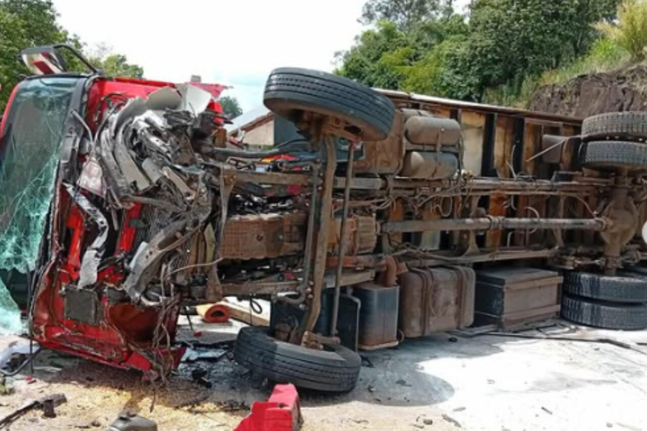 Homens ficam feridos em acidente entre carreta, caminhão e carro na BR 163, em São José do Cedro 5 Um dos homens, de 27 anos, apresentava suspeita de fratura na bacia e hemorragia interna, além de escoriações pelo corpo