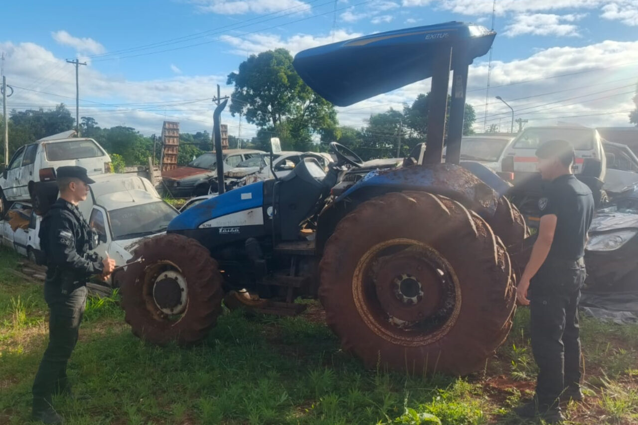 Segundo a polícia o trator um New Holland, modelo TL75E havia sido furtado horas antes no município de Barracão