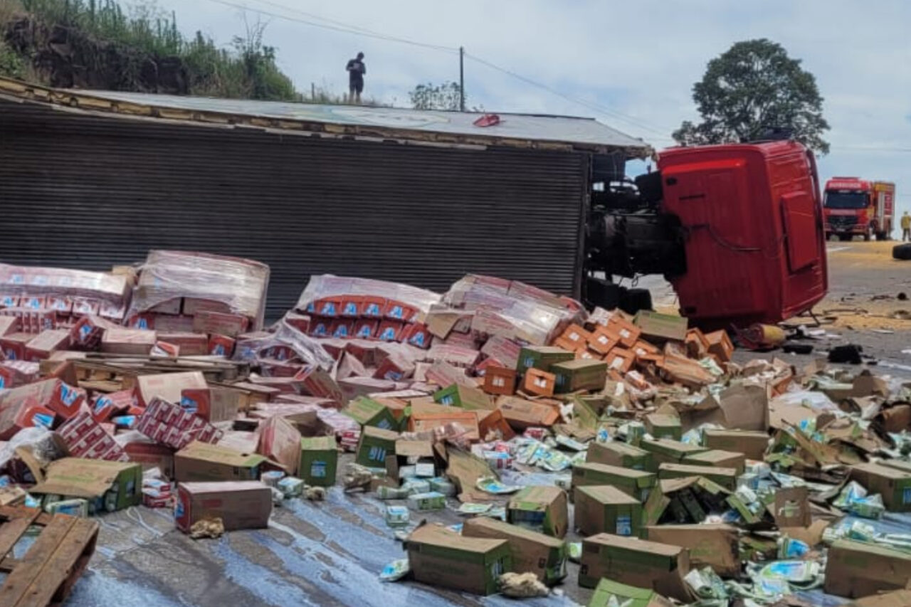 Homens ficam feridos em acidente entre carreta, caminhão e carro na BR 163, em São José do Cedro 4 Um dos homens, de 27 anos, apresentava suspeita de fratura na bacia e hemorragia interna, além de escoriações pelo corpo
