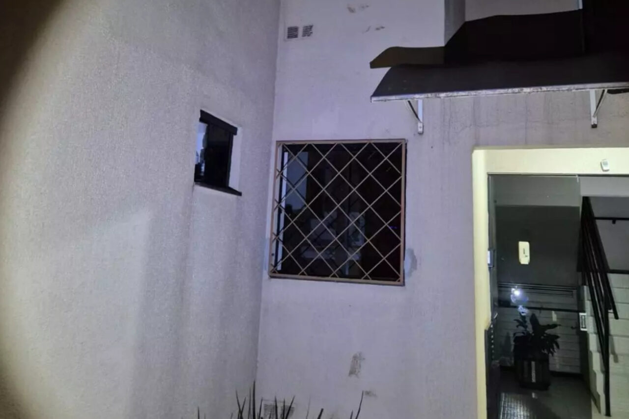 O homem invadiu o prédio onde ela morava, e no apartamento sequestrou as duas sobrinhas da vítima, e as obrigou a enviar mensagens para a tia, pedindo que ela voltasse para casa