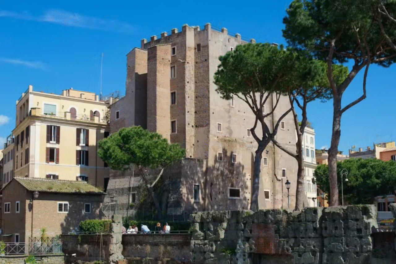 Torre medieval de 800 anos na Itália desaba durante restauração e mata trabalhador 1 Torre medieval de 800 anos na Itália desaba durante restauração e mata trabalhador