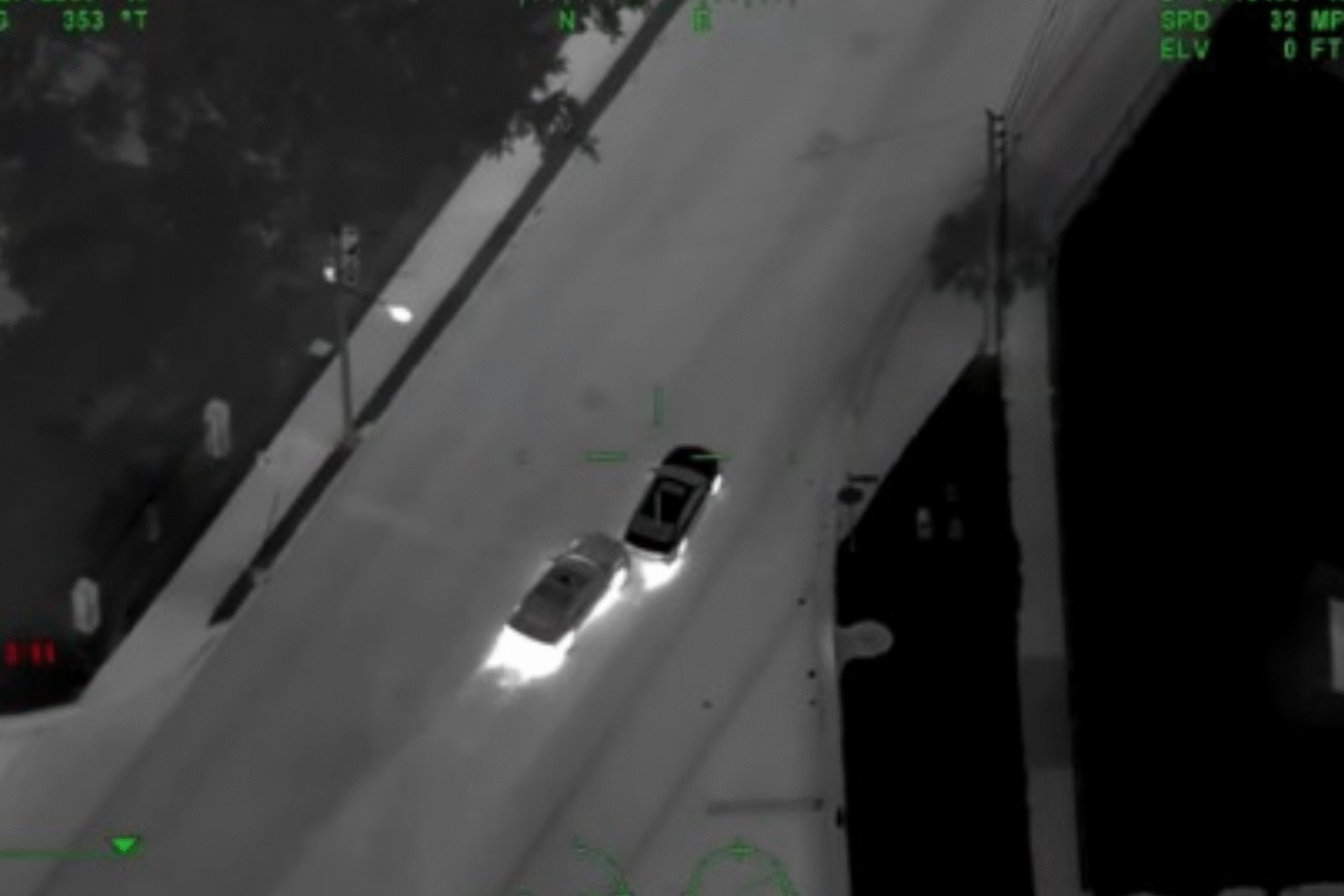 Carro em fuga policial invade bar e deixa quatro mortos e onze feridos na Flórida