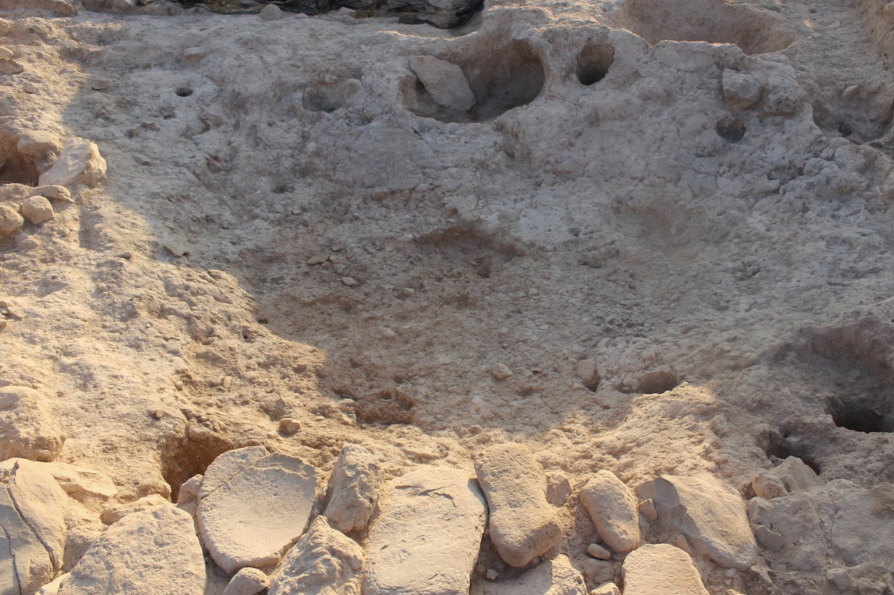 Arqueólogos revelam oficina da Idade do Bronze em Chipre após descoberta de ampla plataforma construída há quase 4 mil anos